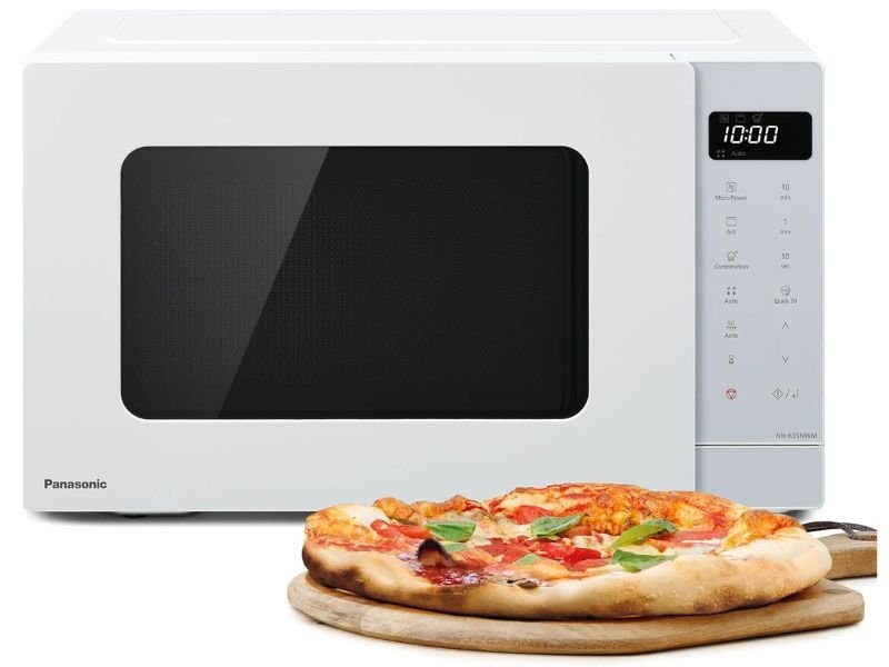 Microonde Panasonic moderno con pizza appena sfornata davanti, esempio di elettrodomestici Panasonic per cucina smart
